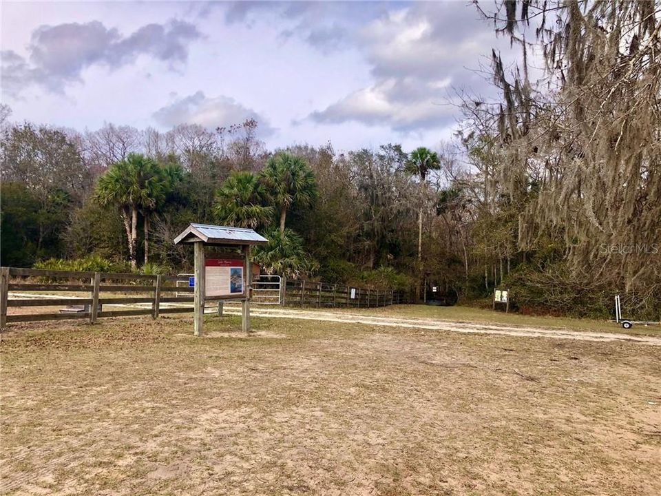 Trailhead to the left, Blackwater creek toward the right