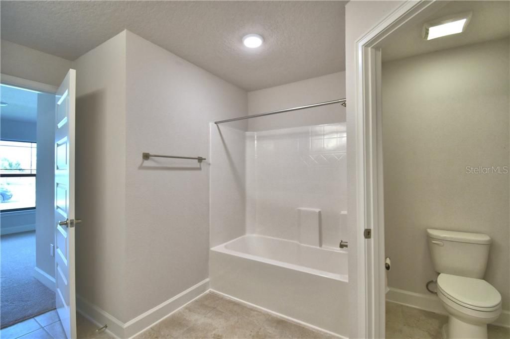 最近售出: $400,345 (4 贝兹, 3 浴室, 2200 平方英尺)