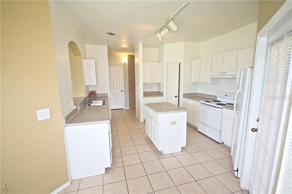 Recently Rented: $1,695 (3 beds, 2 baths, 1731 Square Feet)