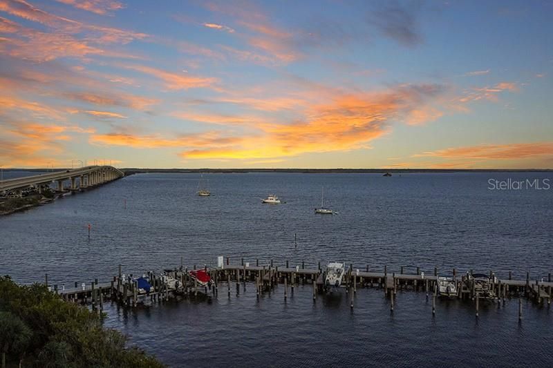 Недавно продано: $365,000 (2 спален, 2 ванн, 1918 Квадратных фут)