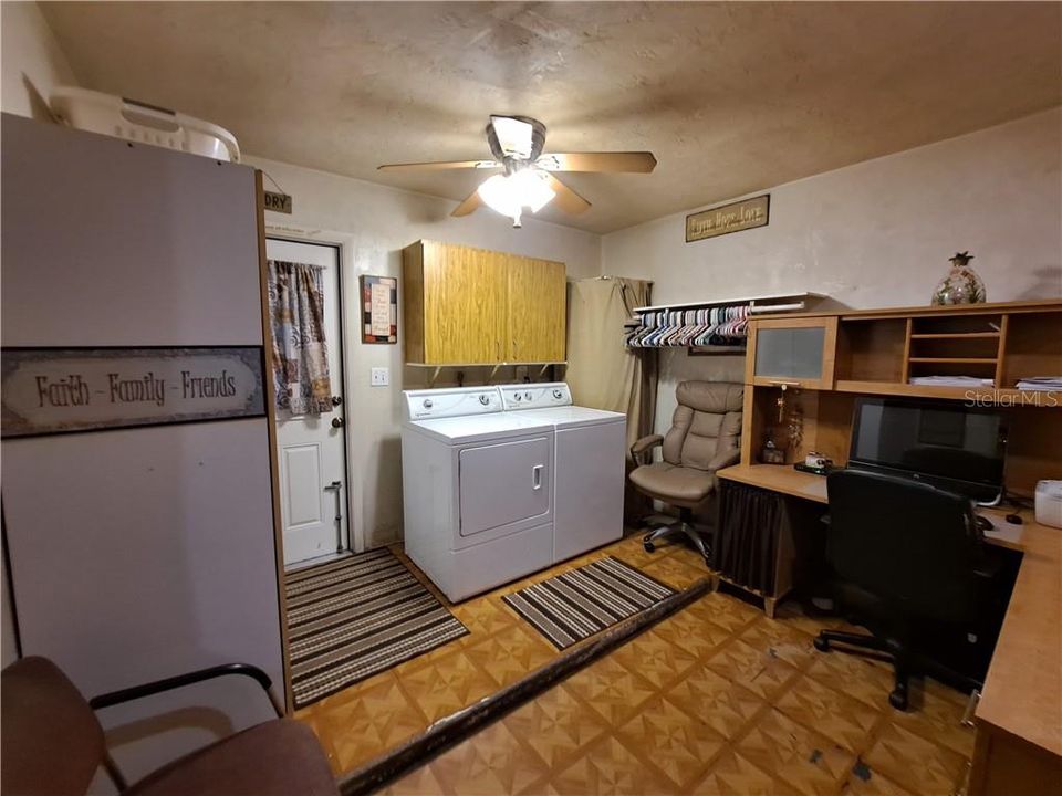 Recently Sold: $199,000 (3 beds, 1 baths, 1300 Square Feet)