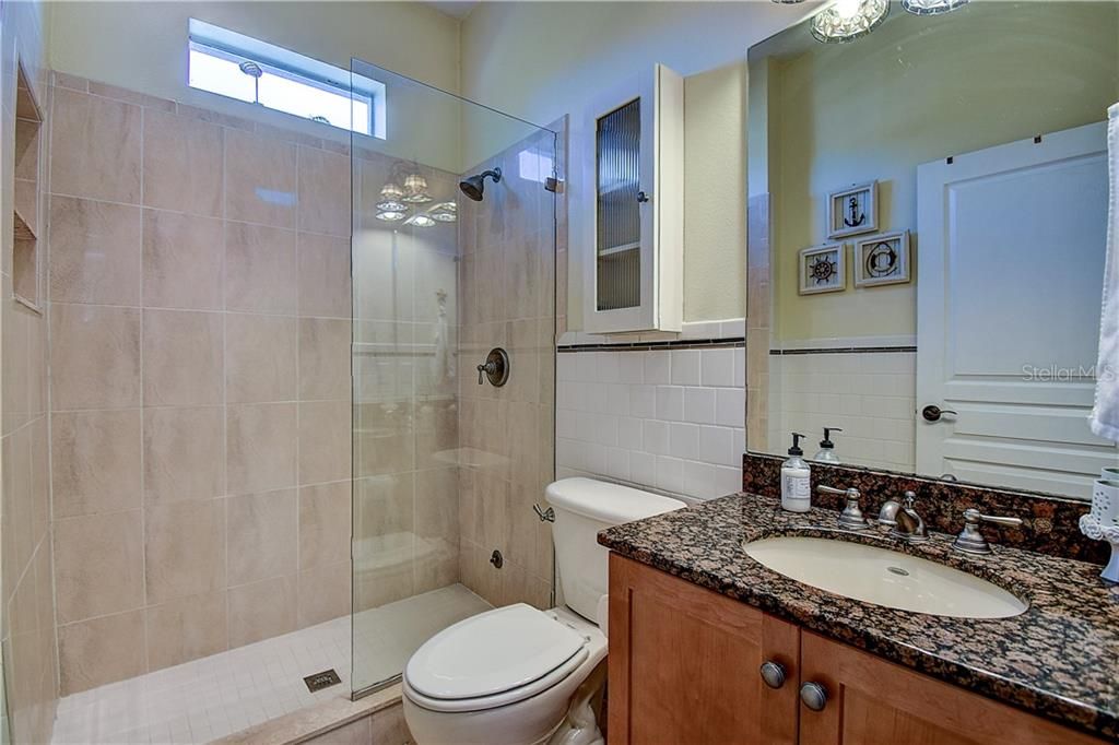 最近售出: $725,000 (4 贝兹, 3 浴室, 2737 平方英尺)