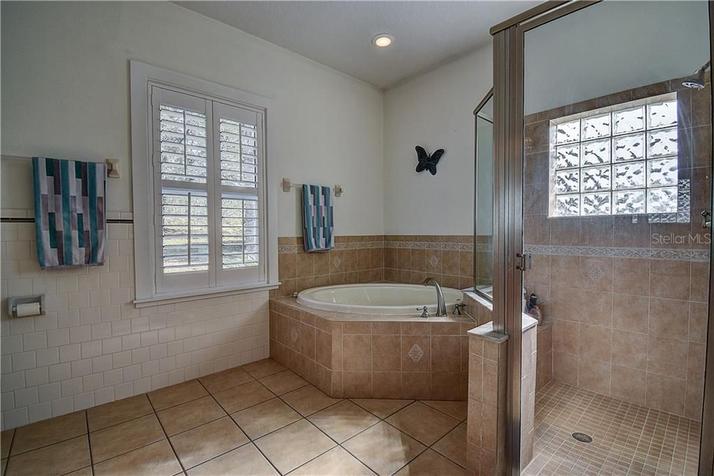最近售出: $725,000 (4 贝兹, 3 浴室, 2737 平方英尺)