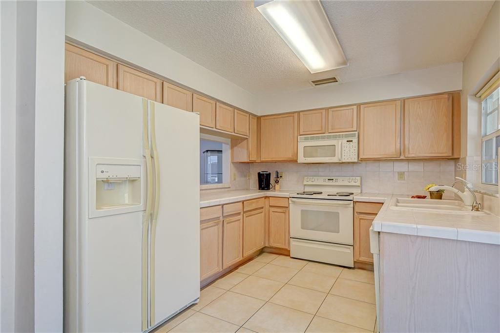 Kitchen - super clean and matching functioning appliances