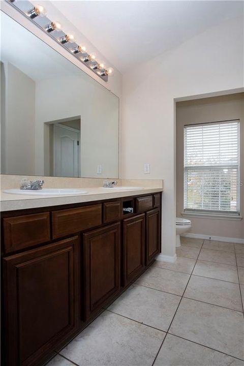 Dual sinks in the master bath