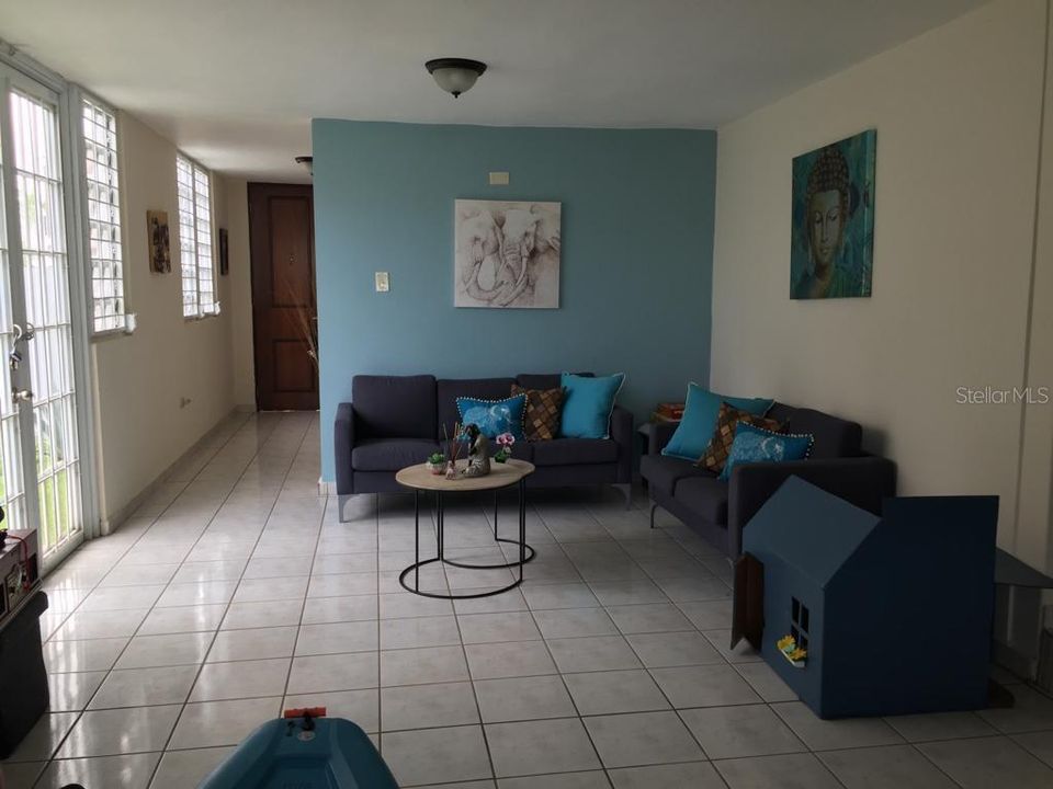 Vendido Recientemente: $220,000 (4 camas, 3 baños, 2251 Pies cuadrados)