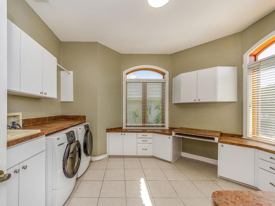 SPACIOUS LAUNDRY ROOM W/AN ABUNDANCE OF CABINETRY