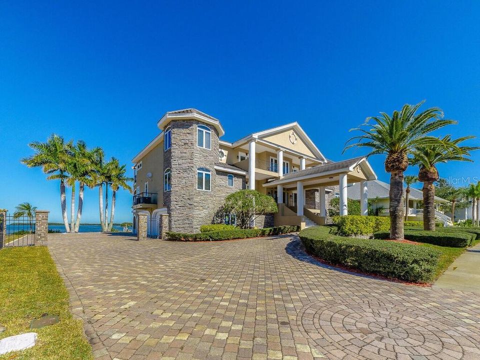 Recently Sold: $2,799,500 (5 beds, 6 baths, 6500 Square Feet)