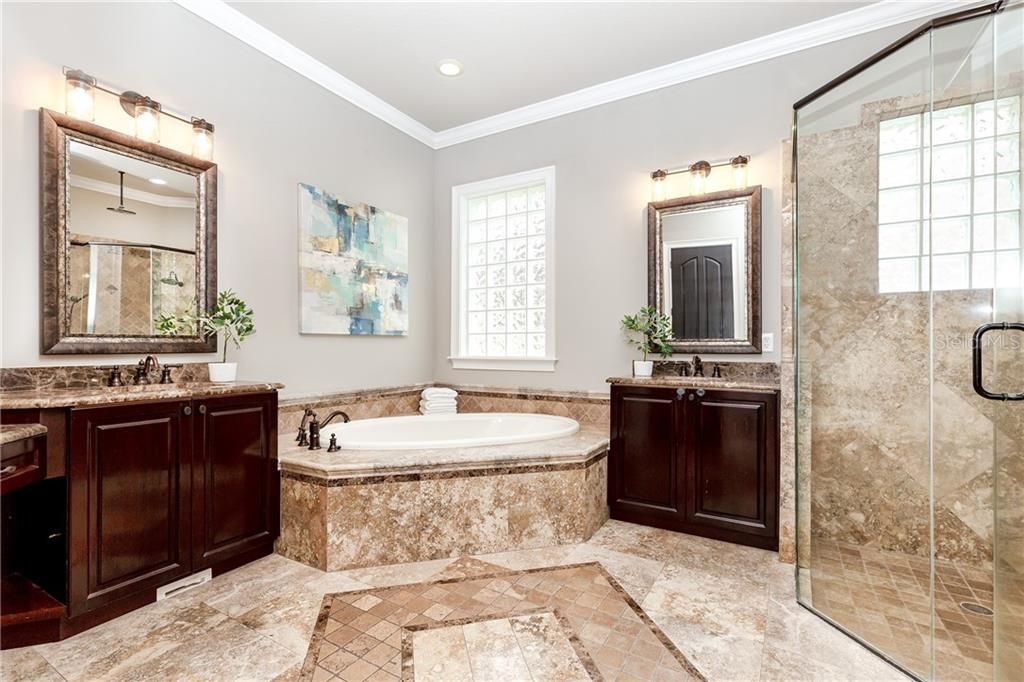 Недавно продано: $1,325,000 (4 спален, 4 ванн, 4581 Квадратных фут)