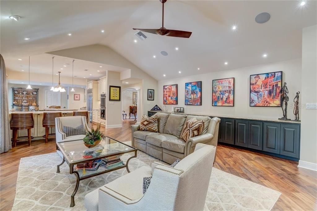 Recently Sold: $995,000 (3 beds, 4 baths, 3720 Square Feet)