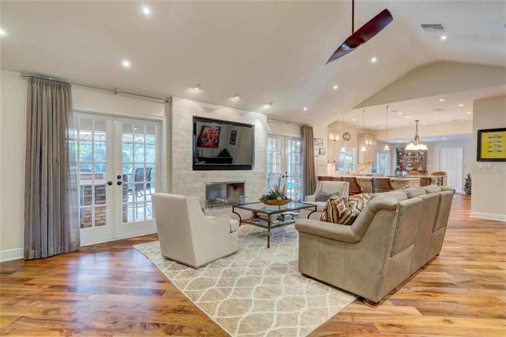 Recently Sold: $995,000 (3 beds, 4 baths, 3720 Square Feet)