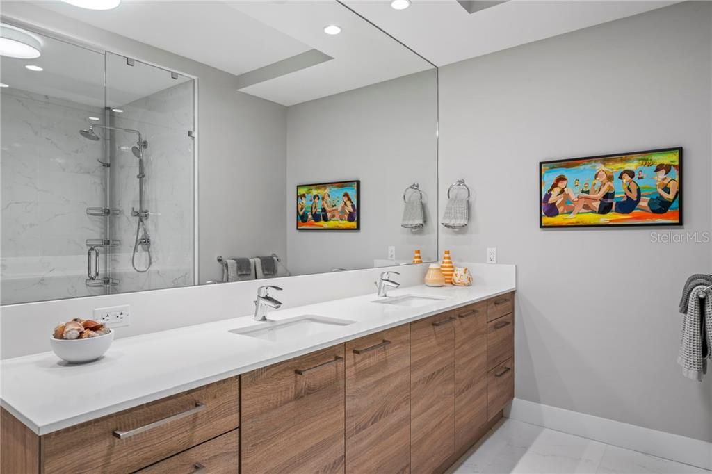 Recently Sold: $1,172,000 (2 beds, 2 baths, 1559 Square Feet)