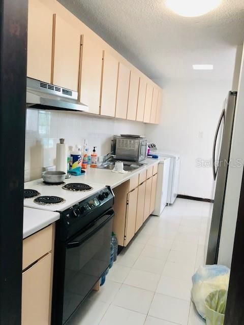 Vendido Recientemente: $320,000 (4 camas, 2 baños, 1600 Pies cuadrados)