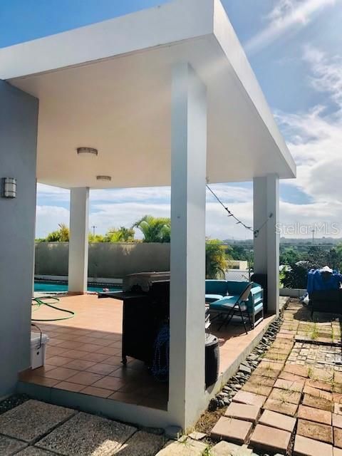 Vendido Recientemente: $320,000 (4 camas, 2 baños, 1600 Pies cuadrados)