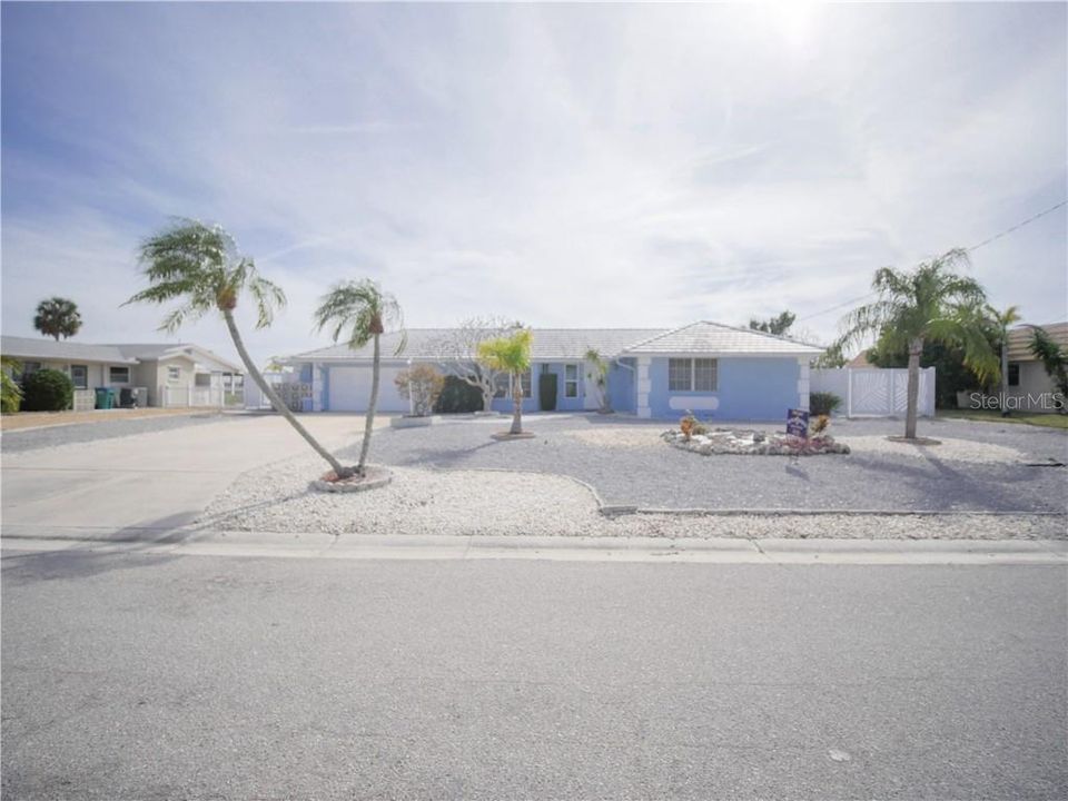 Recently Sold: $1,200,000 (3 beds, 3 baths, 2493 Square Feet)