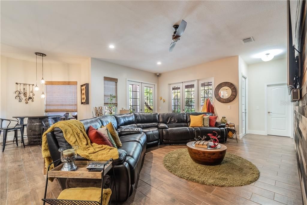 Recently Sold: $625,000 (5 beds, 3 baths, 3184 Square Feet)