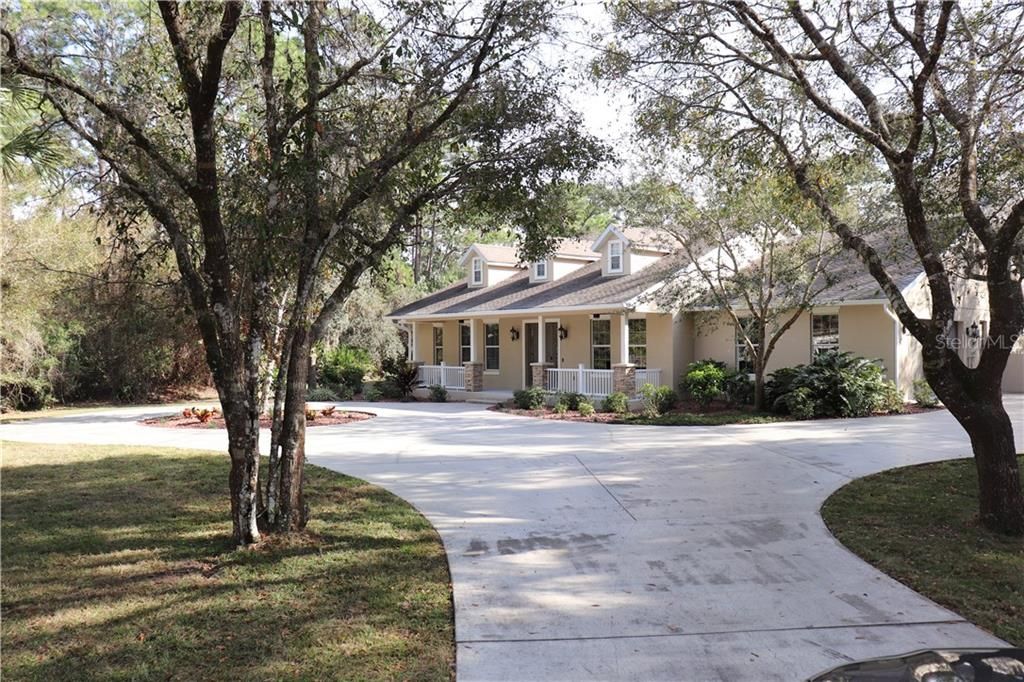 Beautiful circle drive entry to the front door