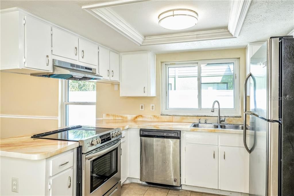 Recently Sold: $350,000 (3 beds, 2 baths, 1713 Square Feet)