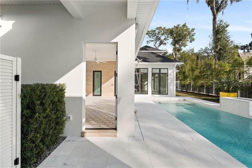 Recently Sold: $2,400,000 (5 beds, 5 baths, 4652 Square Feet)