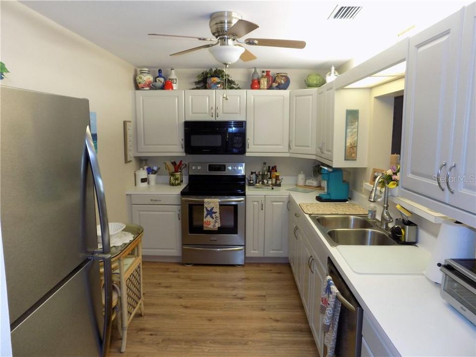 SPACIOUS KITCHEN FEATURES WOOD CABINETRY,STAINLESS STEEL APPLIANCES AND A NEARBY CLOSET PANTRY.