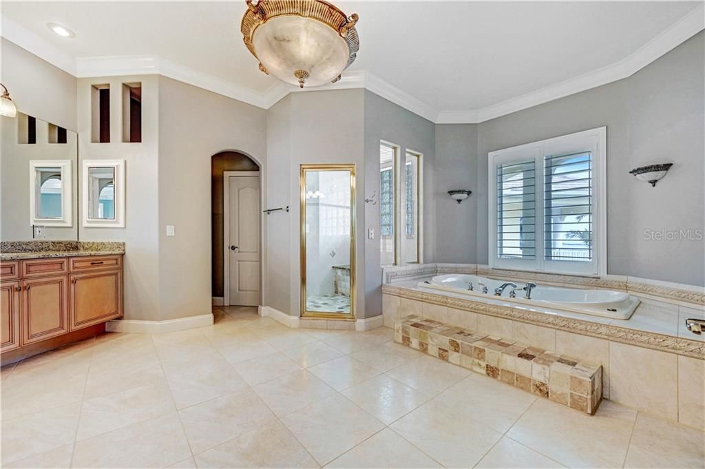 2nd Floor Grand Owners' Suite Bath - Soaking Tub