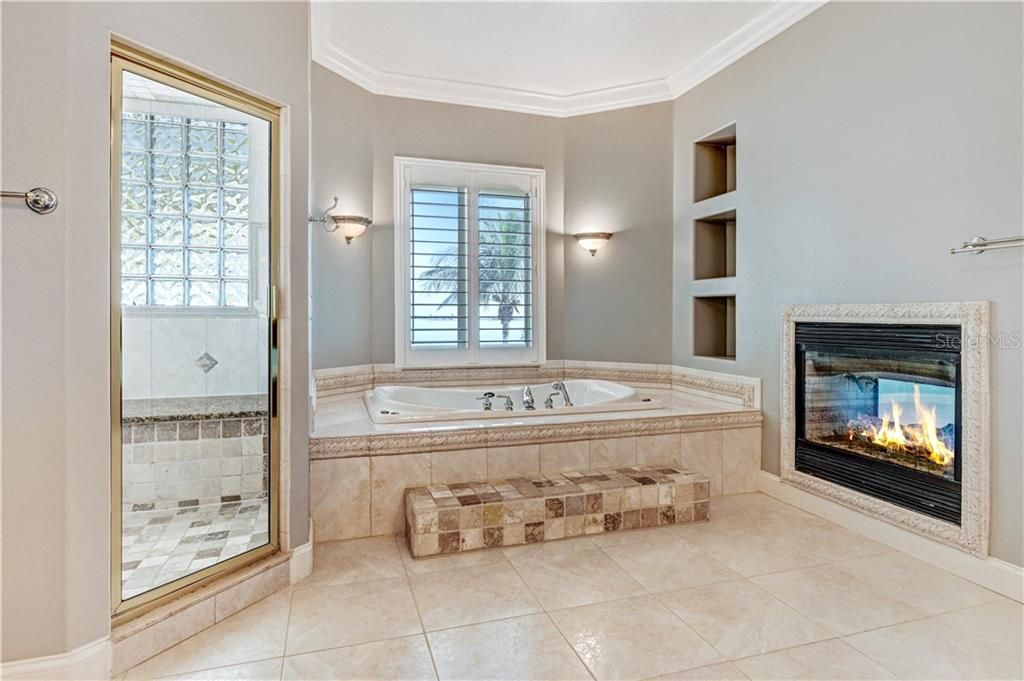 2nd Floor Grand Owners' Suite Bath