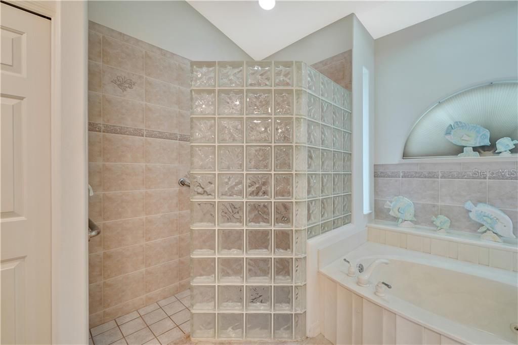 最近售出: $919,000 (3 贝兹, 2 浴室, 2362 平方英尺)
