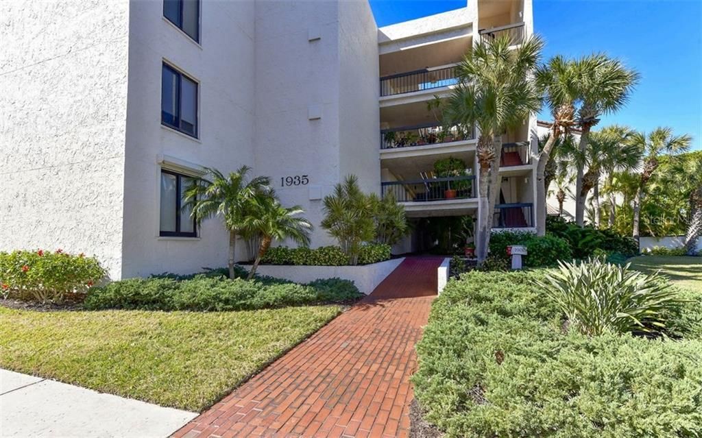 Recently Sold: $339,000 (2 beds, 1 baths, 933 Square Feet)