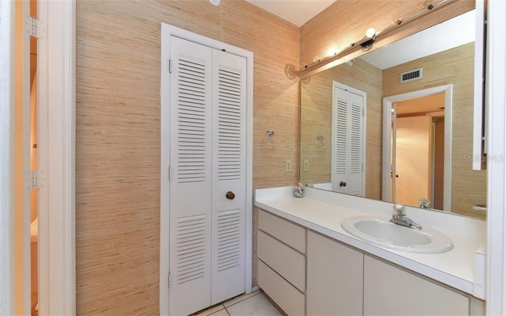 最近售出: $339,000 (2 贝兹, 1 浴室, 933 平方英尺)