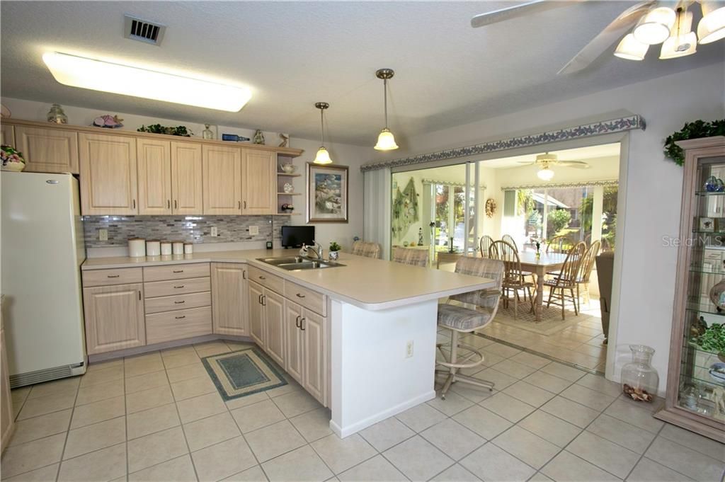 Kitchen with breakfast bar