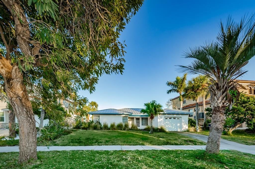 Recently Sold: $1,050,000 (3 beds, 2 baths, 1570 Square Feet)