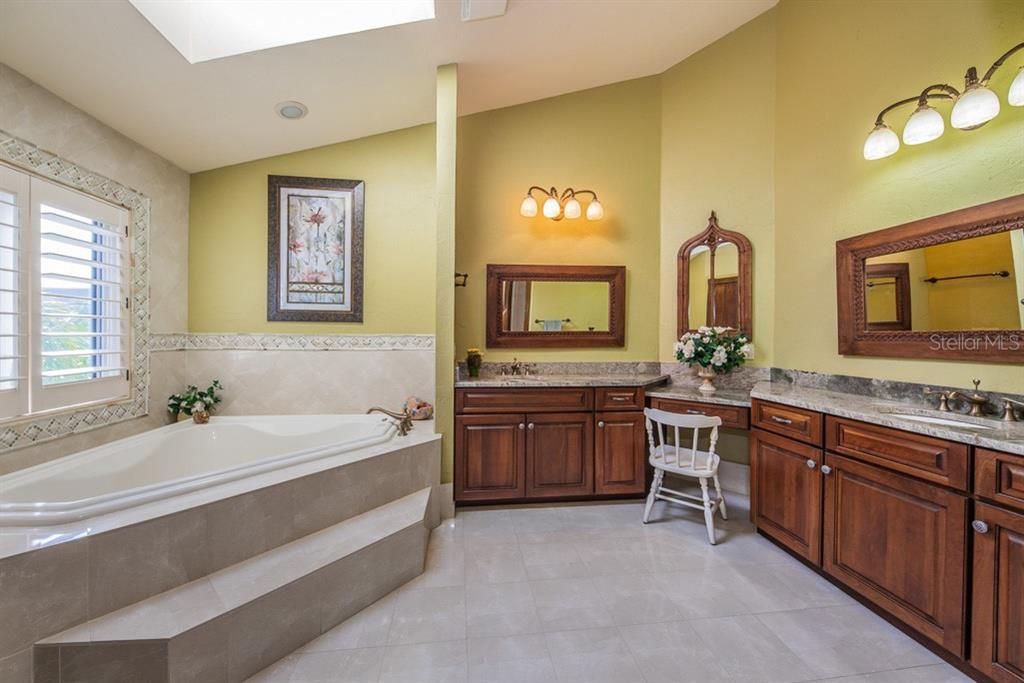Недавно продано: $3,495,000 (7 спален, 8 ванн, 8868 Квадратных фут)