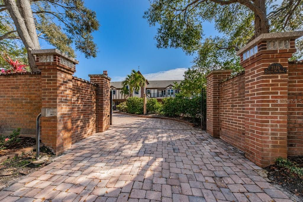 Recently Sold: $3,495,000 (7 beds, 8 baths, 8868 Square Feet)