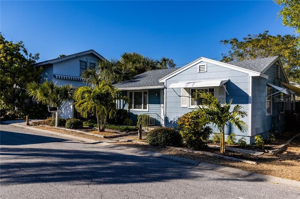 Recently Sold: $425,000 (2 beds, 1 baths, 776 Square Feet)