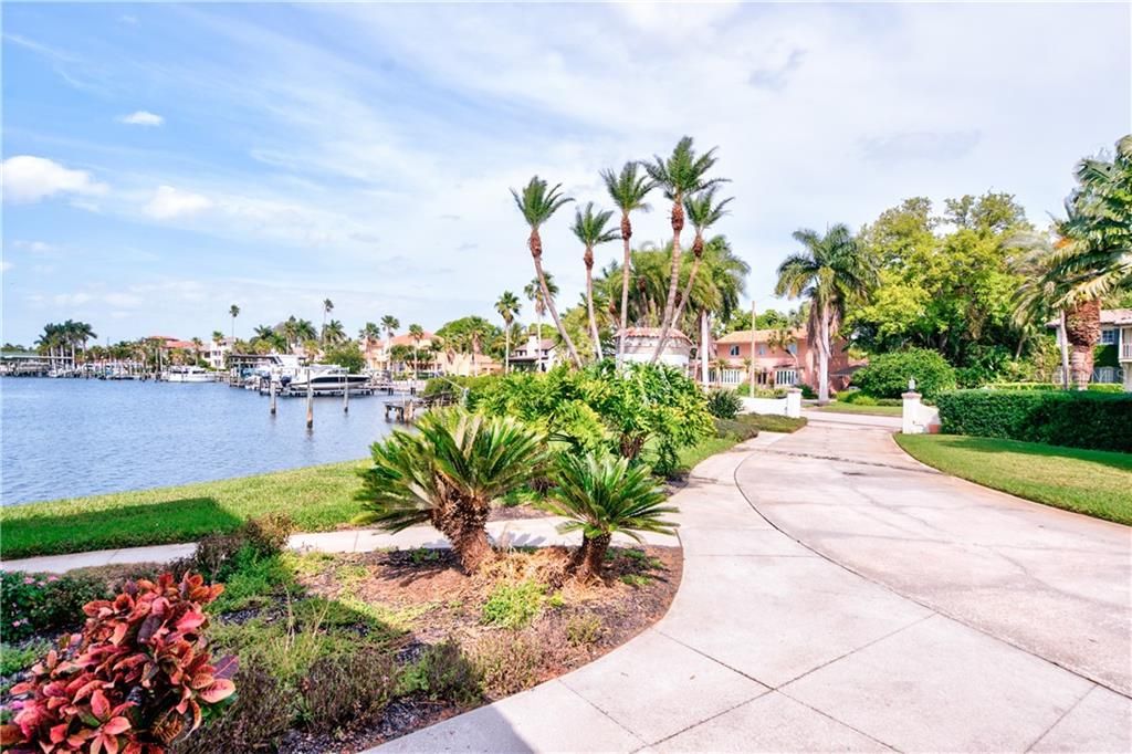 Recently Sold: $3,200,000 (6 beds, 5 baths, 4309 Square Feet)