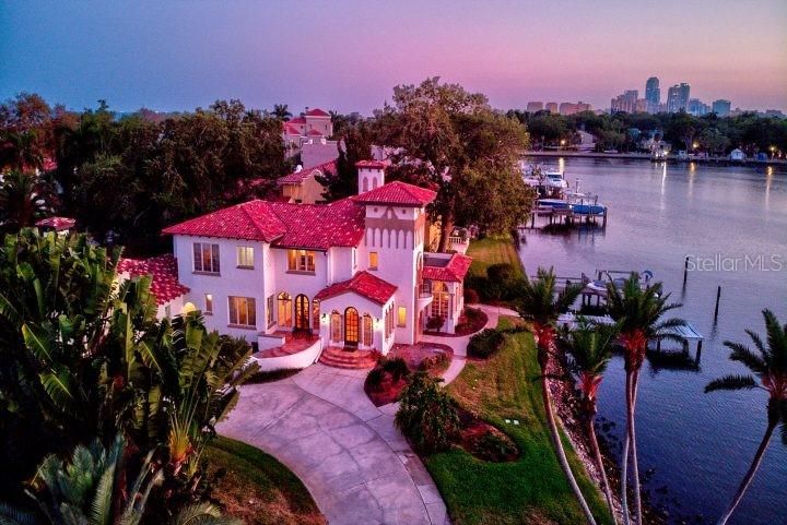 Recently Sold: $3,200,000 (6 beds, 5 baths, 4309 Square Feet)