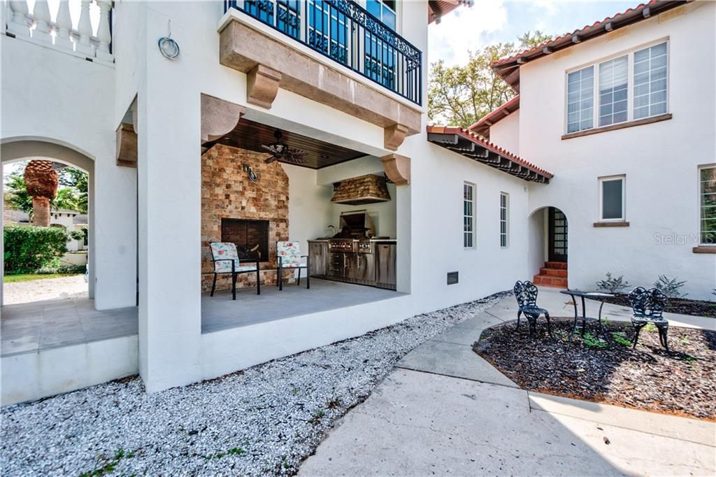 Recently Sold: $3,200,000 (6 beds, 5 baths, 4309 Square Feet)