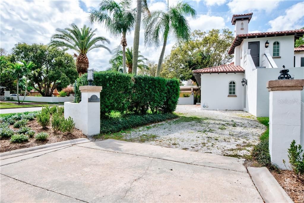 Recently Sold: $3,200,000 (6 beds, 5 baths, 4309 Square Feet)