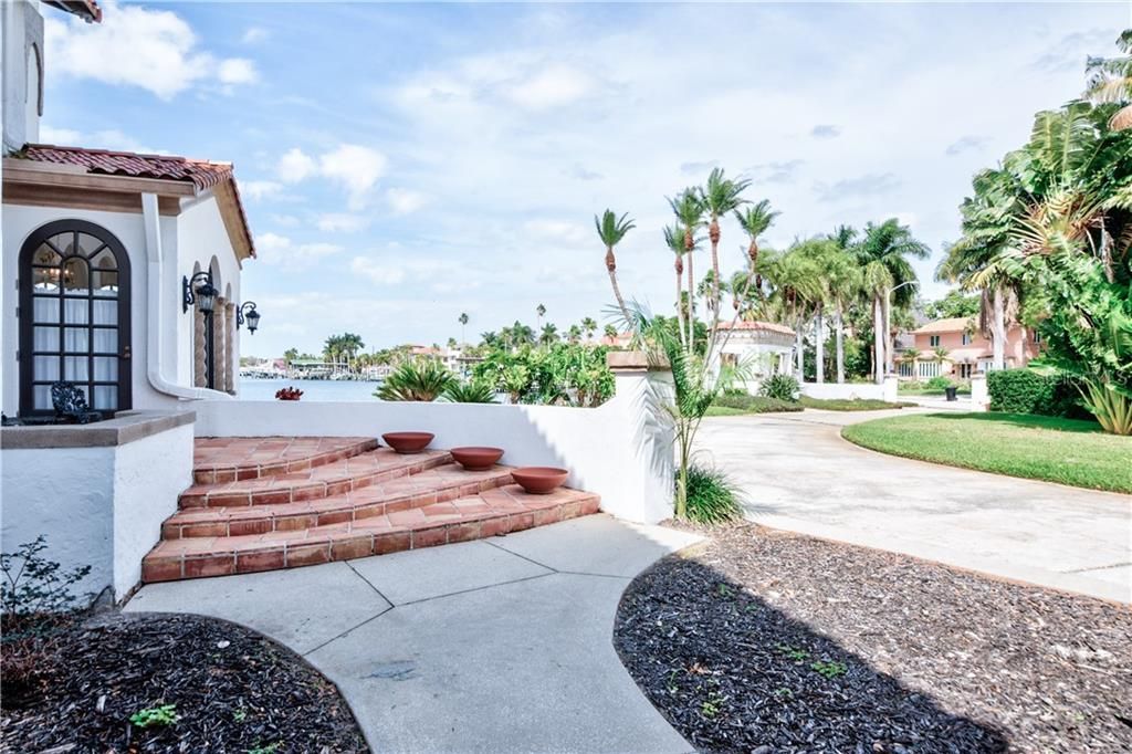 Recently Sold: $3,200,000 (6 beds, 5 baths, 4309 Square Feet)