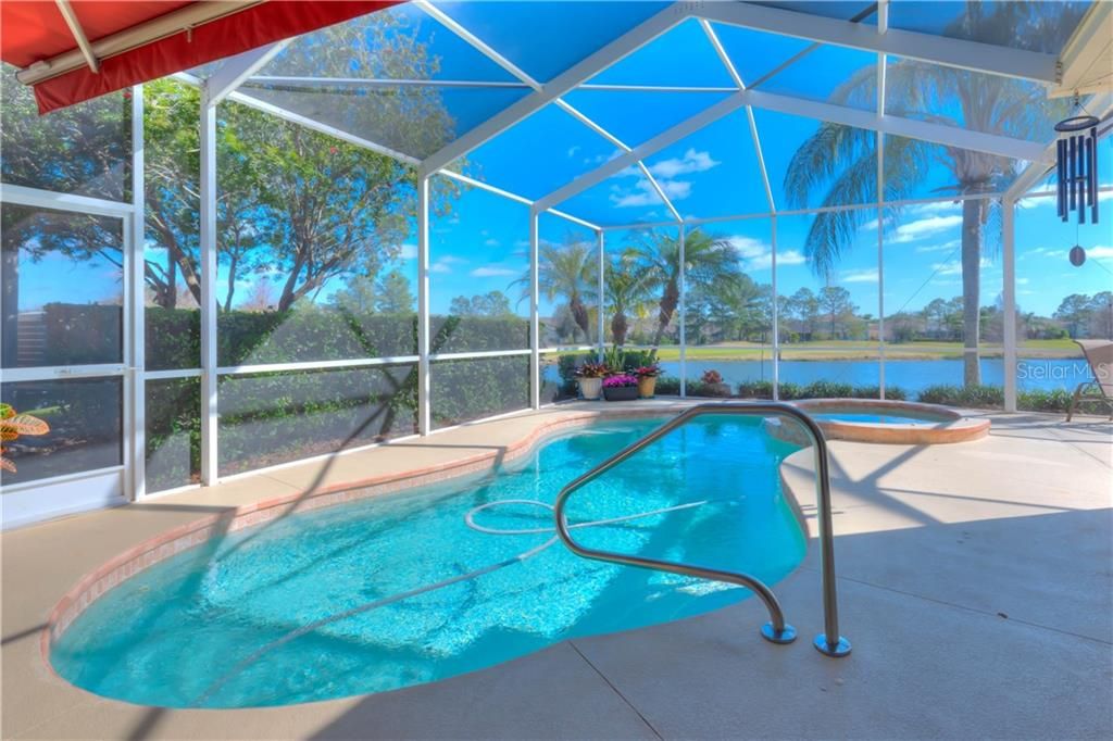 Refreshing pool, invigorating spa ... and endless views!