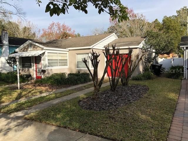 Recently Sold: $305,000 (2 beds, 1 baths, 929 Square Feet)