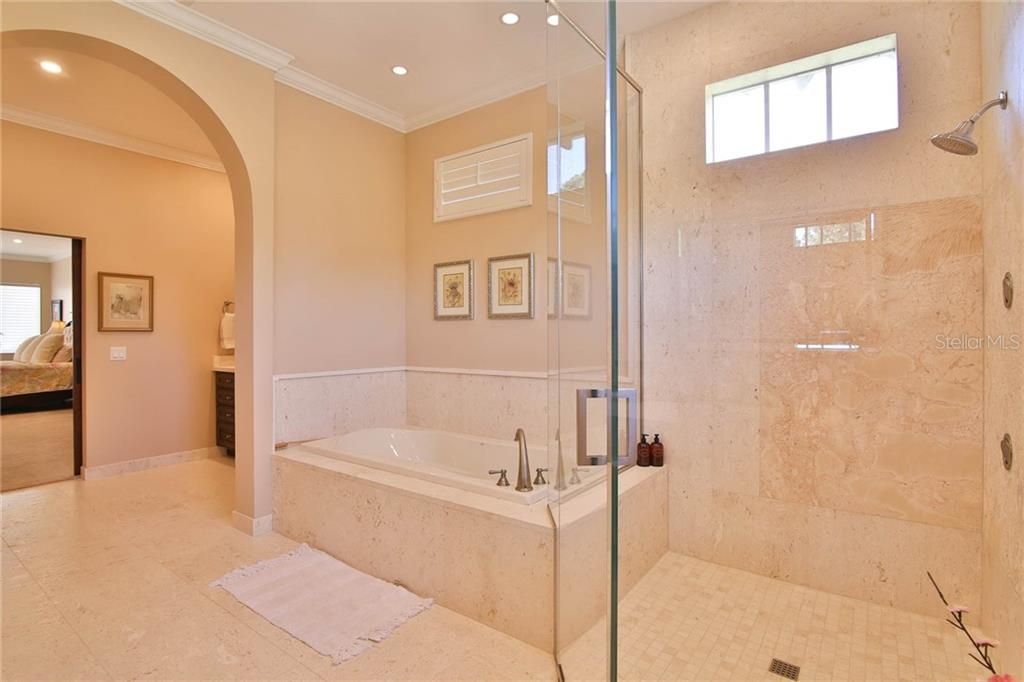 最近售出: $779,900 (4 贝兹, 3 浴室, 3600 平方英尺)