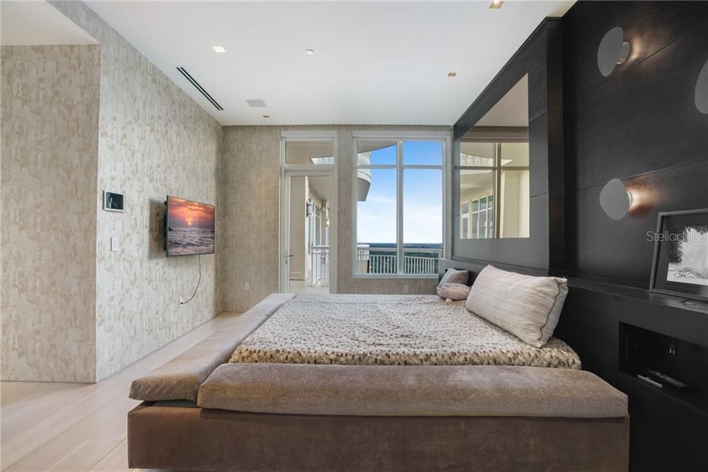 Recently Sold: $2,750,000 (2 beds, 2 baths, 4244 Square Feet)
