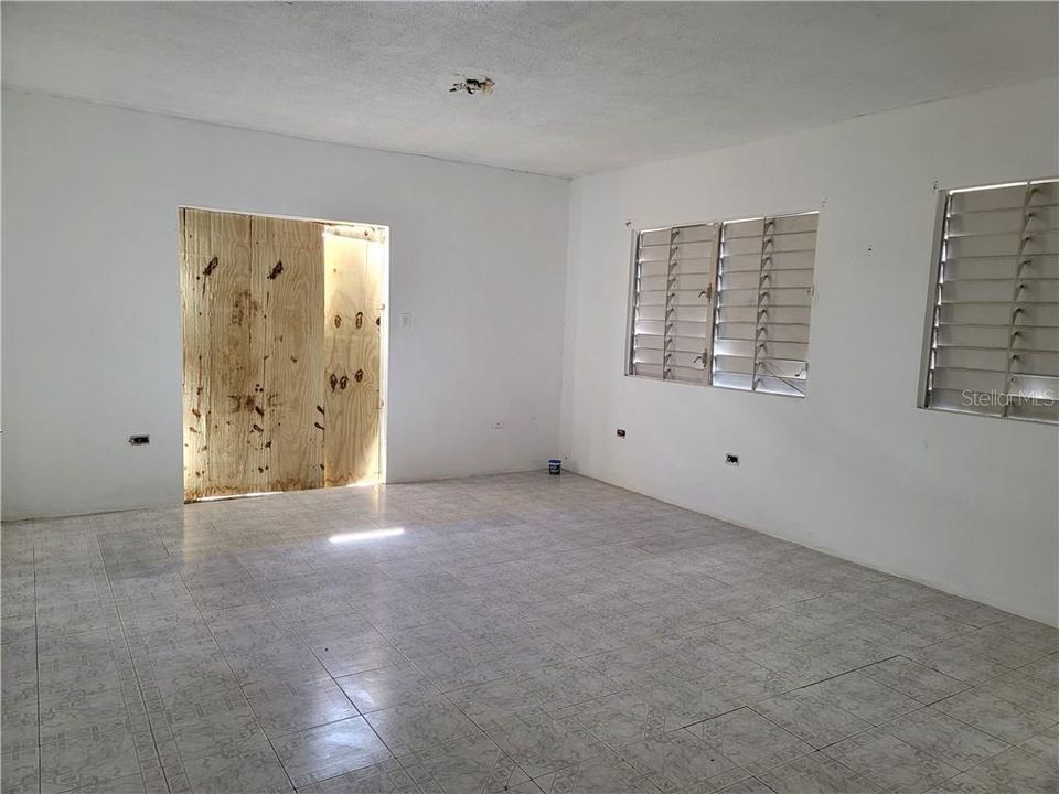 Vendido Recientemente: $52,000 (5 camas, 2 baños, 1621 Pies cuadrados)