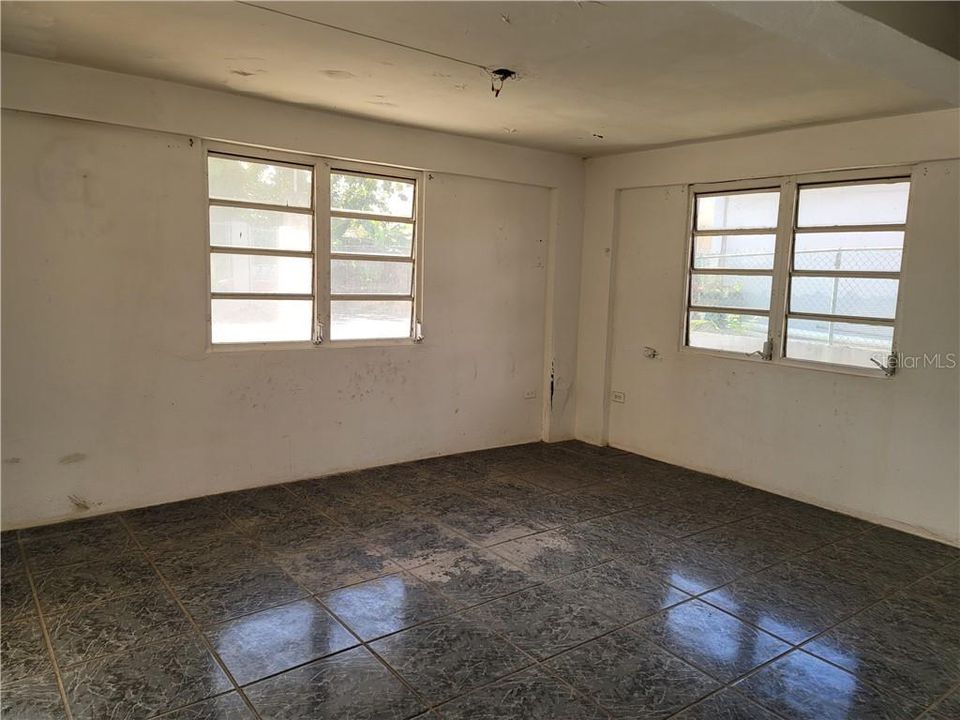 Vendido Recientemente: $52,000 (5 camas, 2 baños, 1621 Pies cuadrados)