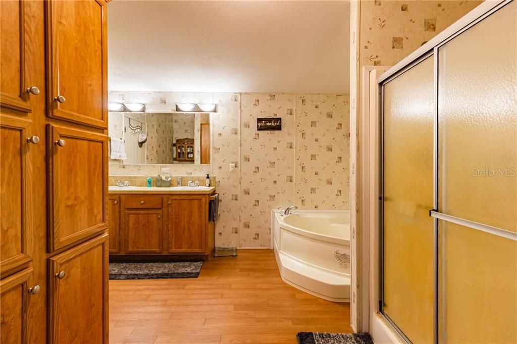 最近售出: $215,000 (3 贝兹, 2 浴室, 1512 平方英尺)
