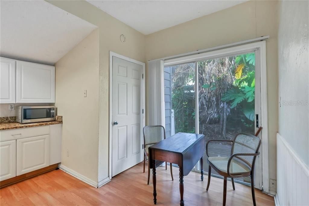 Recently Sold: $195,000 (2 beds, 1 baths, 1104 Square Feet)