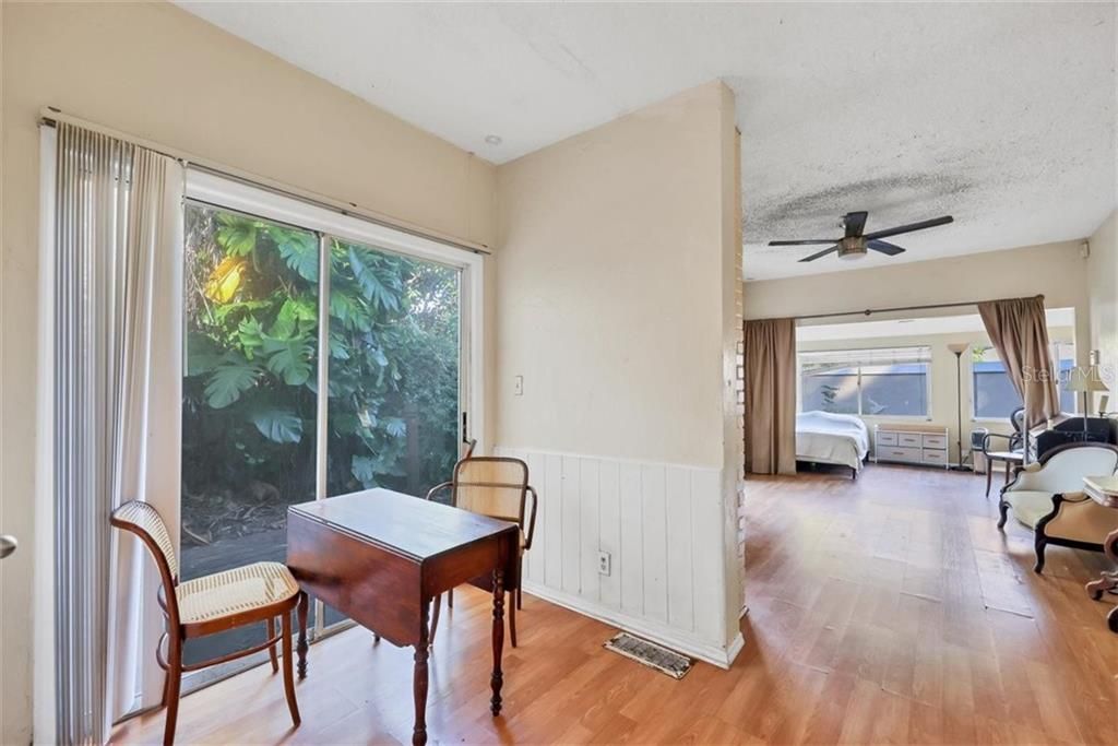 Recently Sold: $195,000 (2 beds, 1 baths, 1104 Square Feet)