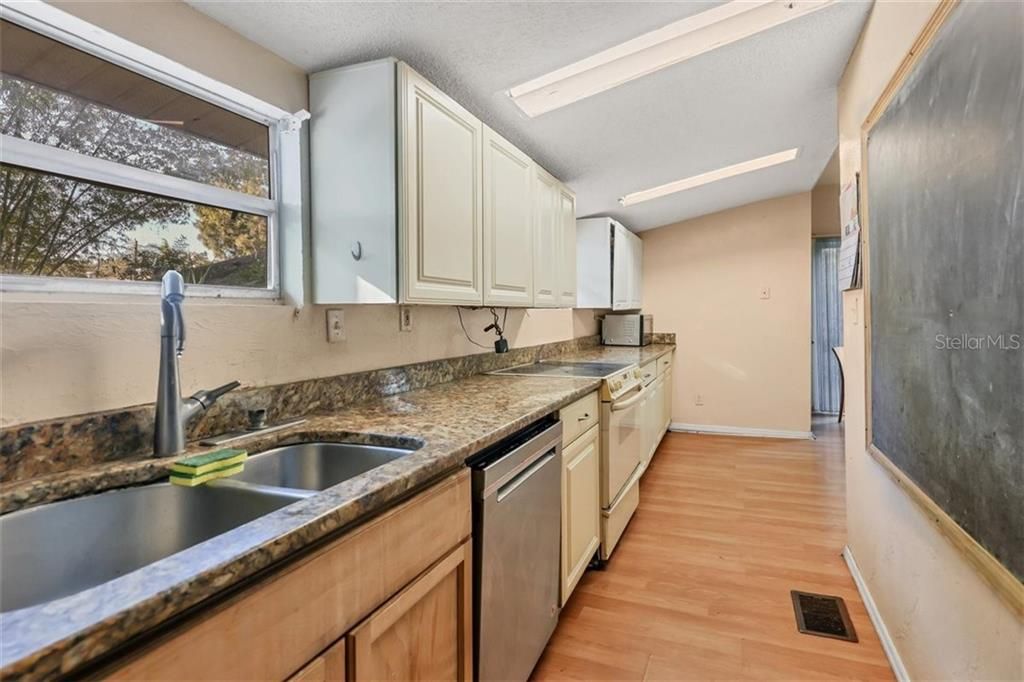 Recently Sold: $195,000 (2 beds, 1 baths, 1104 Square Feet)