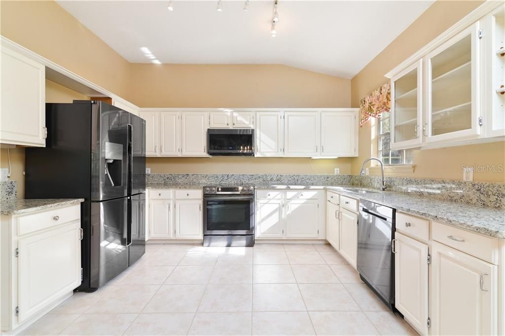 Recently Sold: $350,000 (3 beds, 2 baths, 1668 Square Feet)